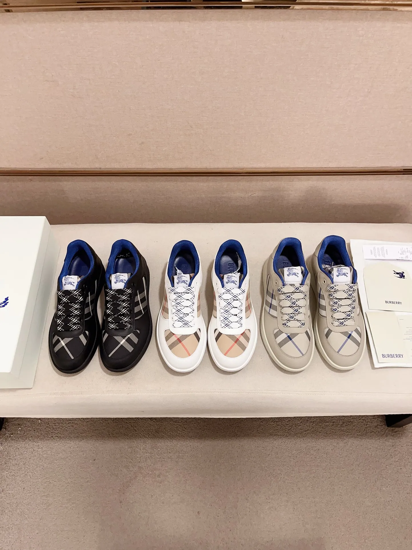 Men's shoes💰: 620💰Top version🥳◾️▫️The new Burberry men's classic low-top sneakers are reinterpreted with Vintage retro plaid cotton material and calfskin, decorated with a new brand logo. First-layer cowhide lining, embossed Burberry logo on the heel, and original TPU outsole! Code number: 38-45. Women's sizes and 46 can be customized.